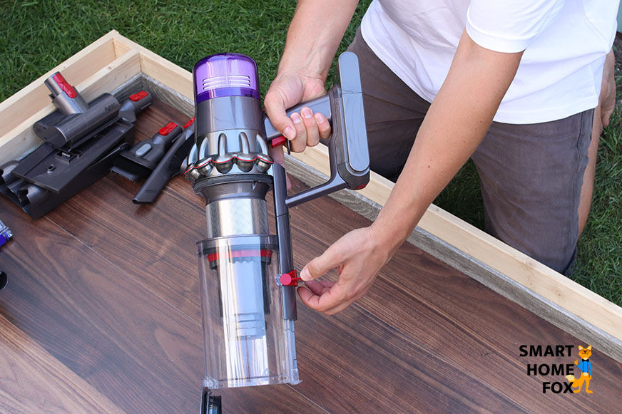 Emptying the dirt container